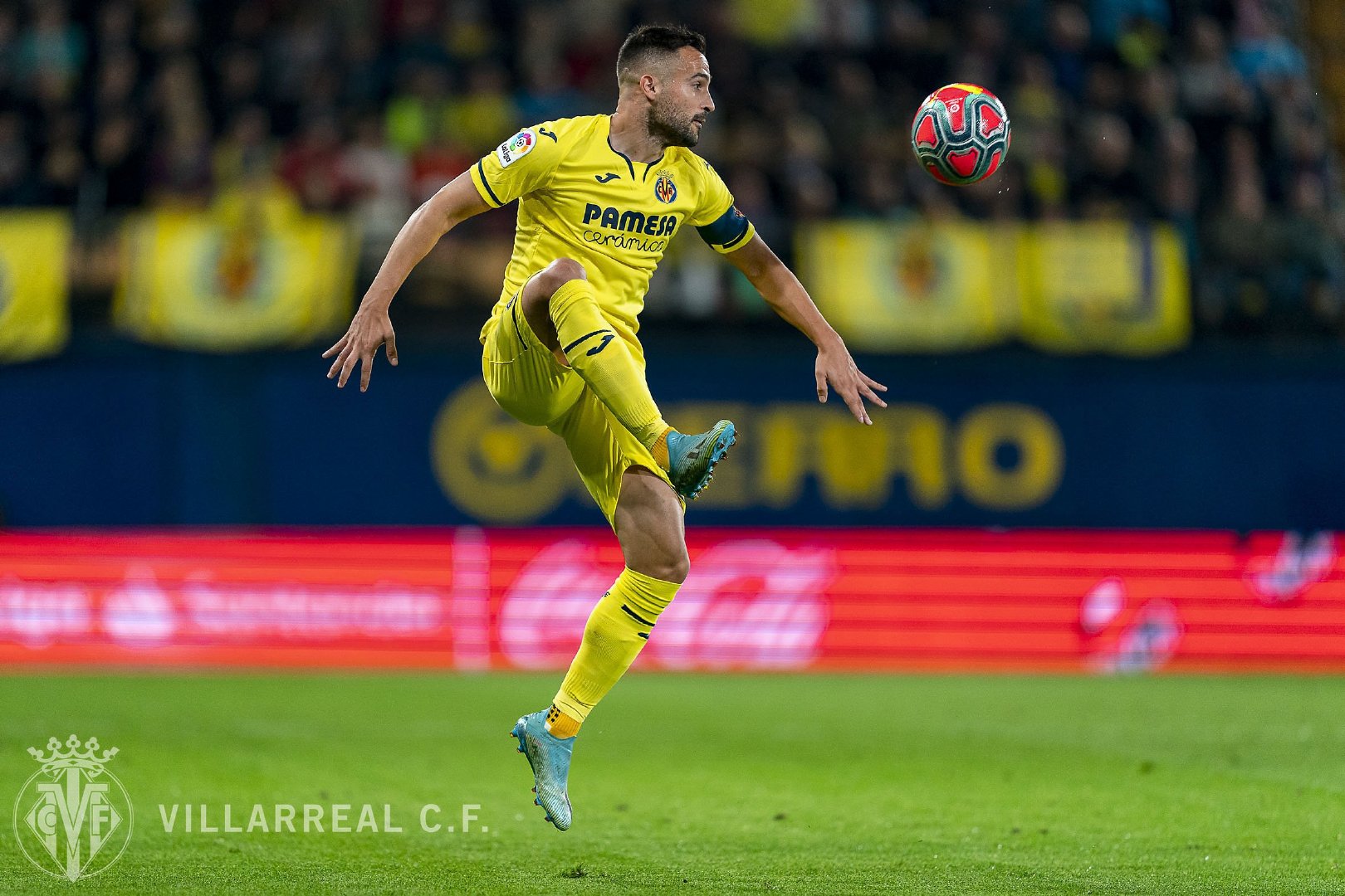 国际比赛日比利亚雷亚尔调整名单以备欧冠；更衣室发声环节打磨；底气十足；临场指挥获称赞的简单介绍