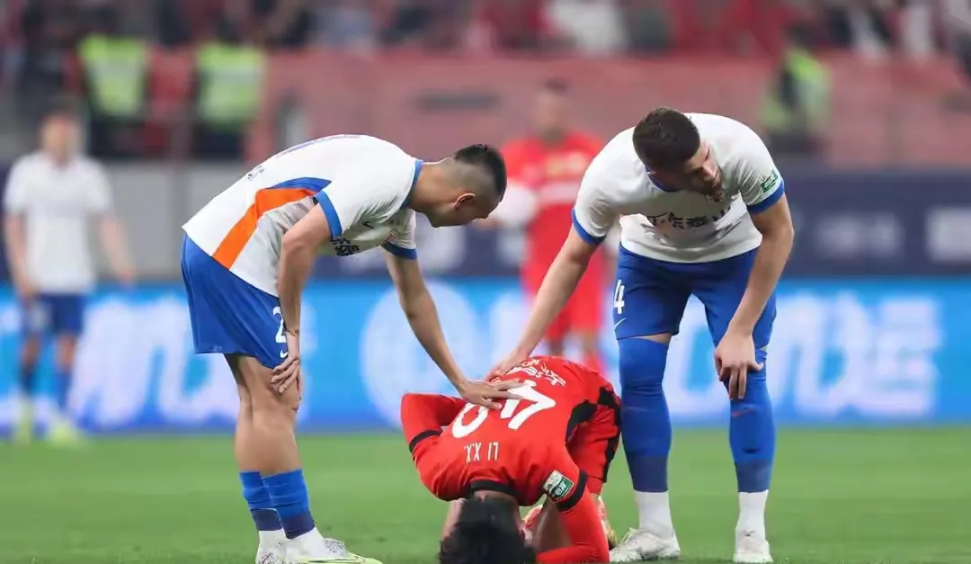 九博平台 -赛后突围战来临，西汉姆围绕欧超杯防线松动，气氛紧张，心理建设被强调(曼城vs勒沃库森欧冠激战来袭)